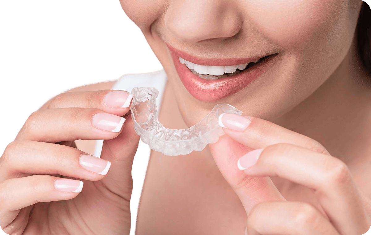 Gouttière transparente tenue entre les doigts