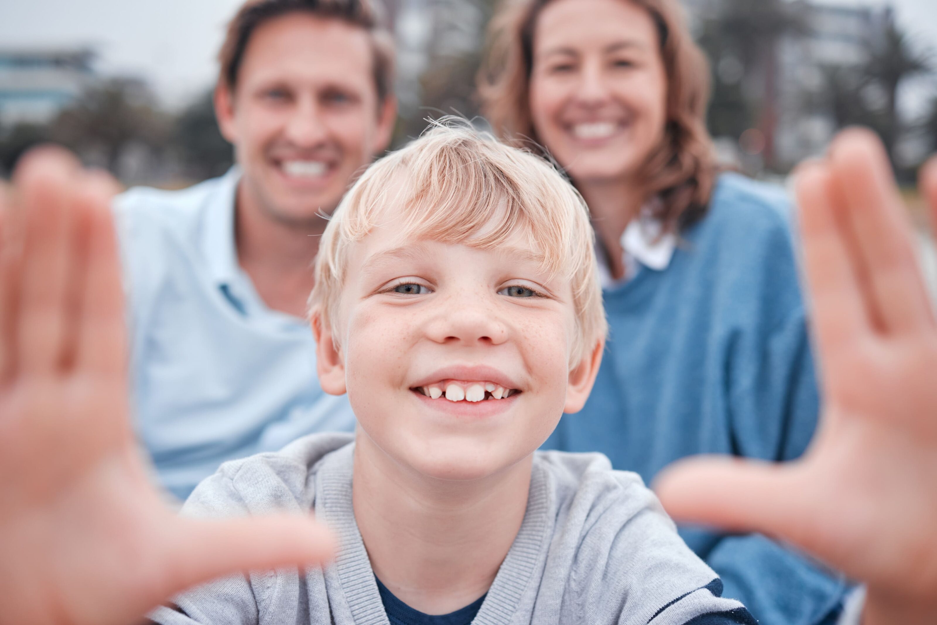 Enfant souriant entouré de ses parents